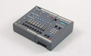 Illustration for article titled Mini MPC 2000XL Sampler and SP1200 Drum Machine USB Flash Drives